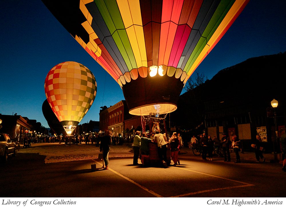 热气球在街上在碲化,科罗拉多