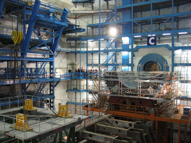ATLAS实验探测器在建2004年10月在其实验坑;建设的现状可以看出在欧洲核子研究中心的网站。[1]注意背景的人,对比较。尼古拉Schwerg 3.0 CC冲锋队