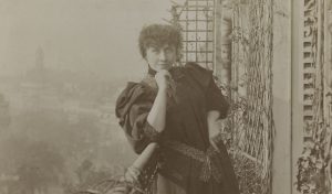 肖像de l'écrivaine自由女神和féministe卡洛琳Rémy dite Séverine (1855-1929)， sur son balcon。
