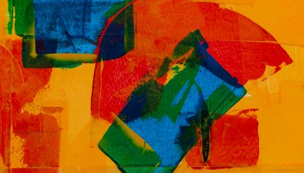 抽象艺术的照片，包括橙色，蓝色，绿色和红色的油漆笔触。