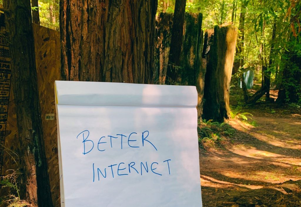来自加州纳瓦罗营去中心化网络会议的Dweb营的挂图，上面写着“更好的互联网”