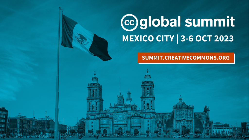 照片的蓝色巨人的墨西哥国旗飞过墨西哥城的宪法广场大教堂的背景,装饰着CC全球峰会标志和文字说“墨西哥城| 3 - 6 2023年10月”和“SUMMIT.CREATIVECOMMONS.ORG