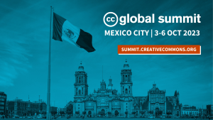 这是一张蓝色的照片，一面巨大的墨西哥国旗飘扬在墨西哥城的索卡洛广场上，背景是大教堂，上面装饰着CC全球峰会的标志和文字，上面写着“墨西哥城| 3-6 Oct 2023”和“SUMMIT.CREATIVECOMMONS.ORG”。