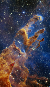 创造之柱的一幅戏剧性的图像，显示了橙色的银河云，上面闪烁着明亮的星星，从后面闪闪发光。