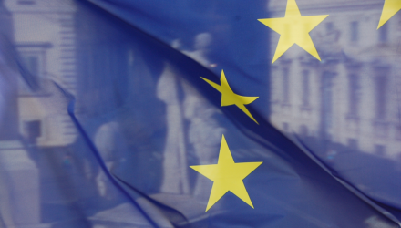 欧盟旗帜的照片显示在顶部的双子星座的雕像